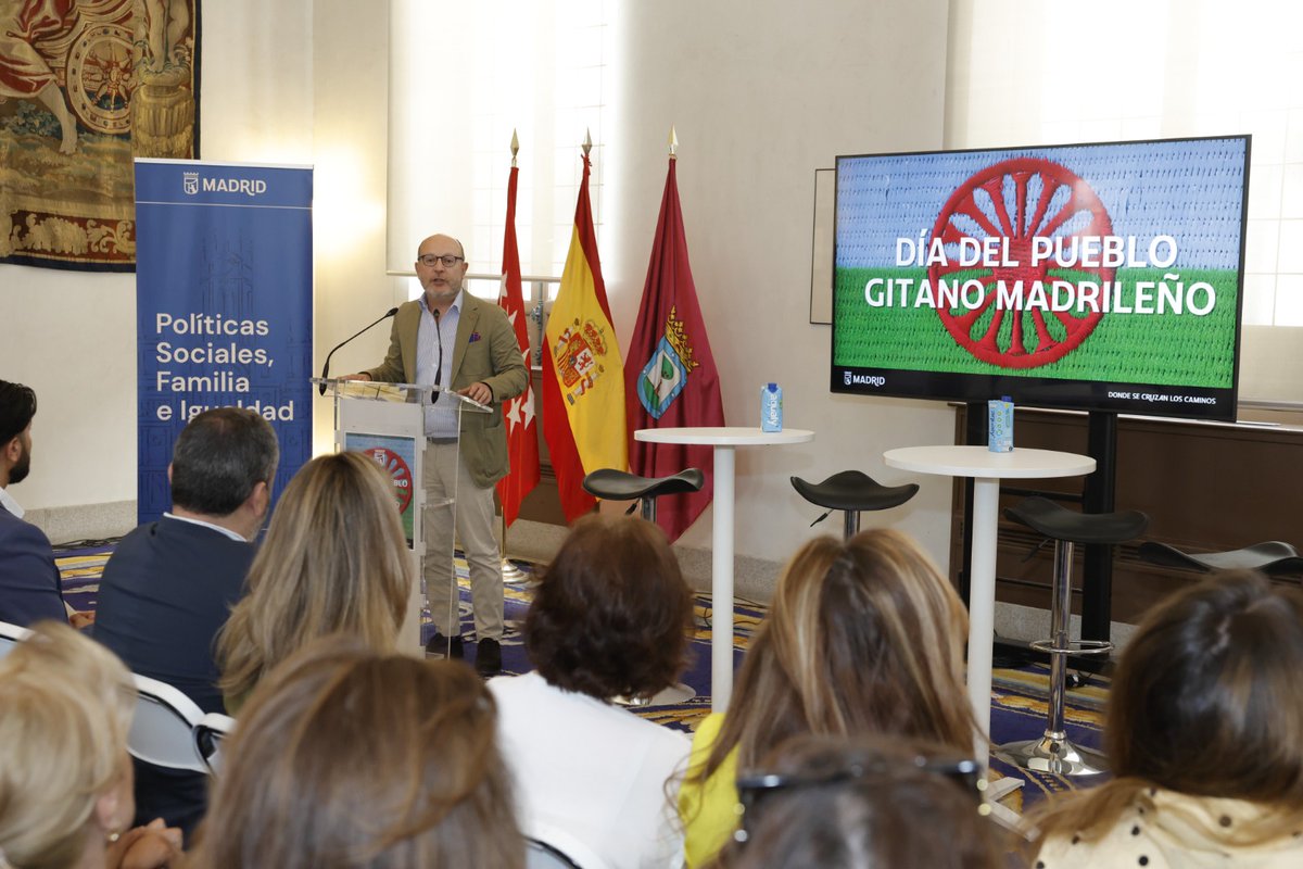 fernandezsj's tweet photo. Hoy he celebrado junto a @seguragc el Día del Pueblo Gitano Madrileño, con un acto institucional que ha puesto en valor el emprendimiento y liderazgo de 4 mujeres gitanas referentes e inspiradoras para su comunidad y toda la sociedad en general.

@MADRID sigue trabajando de la mano de distintas entidades gitanas con el fin de eliminar cualquier forma de discriminación, fomentar la inclusión en las aulas y promover la vida laboral de las mujeres gitanas. 

Alcanzar la igualdad de oportunidades es y seguirá siendo nuestro principal objetivo.