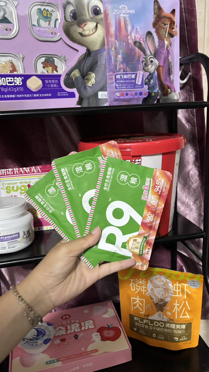 nxchnx's tweet photo. Joy pets R9 สูตร Complete &amp; Balance 
รสแซลมอน ซองละ 12 บาท
ส่วนผสมหลัก มีเนื้อไก่ เป็นหลัก และรองเป็นปลาแซลมอนนะคะ 
มีเยอะน้าแม่ 70+ เหมาลดให้ได้น้า
#เปียกแมว #อาหารแมว #joypetsR9 #ทาสแมว https://t.co/tuPx55VbMd