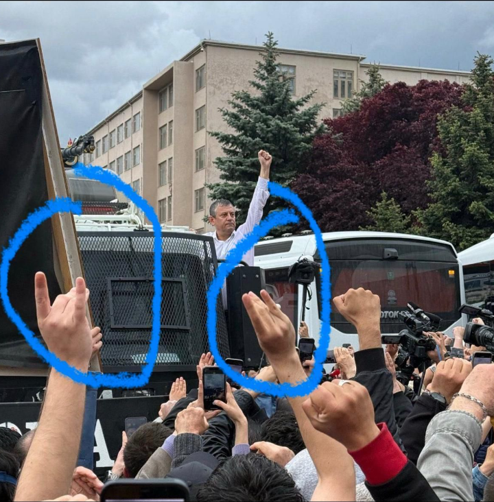 acilhat's tweet photo. sıkılı yumruklar ve bozkurt... https://t.co/y5AYVfHSnV