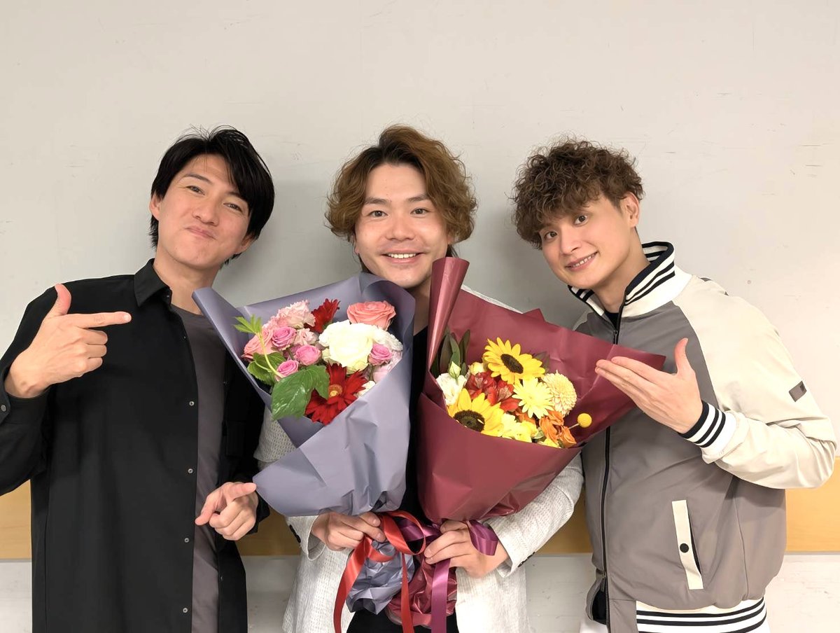 V_H_Miyahara's tweet photo. 本日はLE VELVETSファンクラブイベント「春Parti」
しぃたん企画の笑い声溢れる会でしたー🎵
お越しいただきありがとうございました‼️
ステージで佐藤くんの菊田一夫演劇賞のお祝いもさせていただきました✨
#LEVELVETS
#春パル
#宮原浩暢
#日野真一郎
#佐藤隆紀
#光田健一
#佐藤くん菊田一夫演劇賞おめでと〜