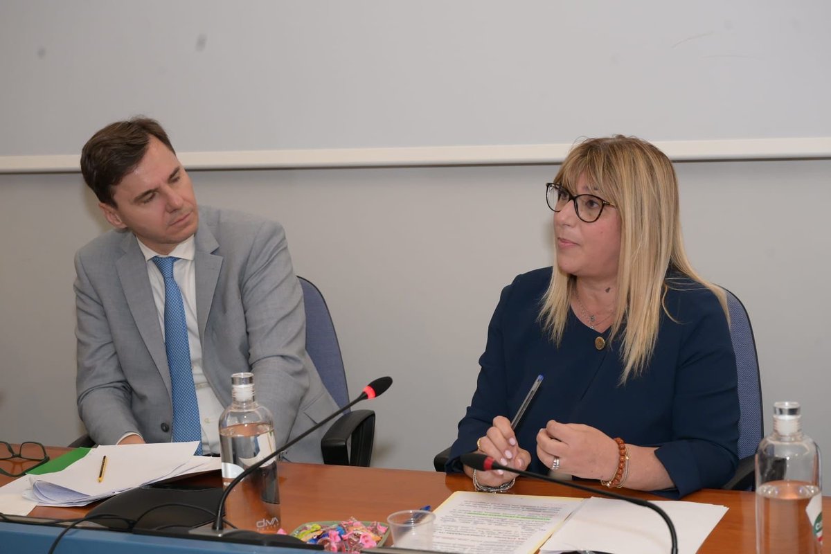 CislNazionale's tweet photo. La Segretaria Generale della #Cisl #DanielaFumarola conclude il Consiglio Nazionale di @adiconsum: «Auguri di buon lavoro a Giovanni De Cristofaro, nuovo Presidente,  nella certezza che saprà guidare Adiconsum con equilibrio, competenza e spirito di servizio, insieme ai nuovi componenti dell’Ufficio di Presidenza, Paolo Acciai e Ewa Blasik.

Un grazie a Carlo De Masi, capace, in questi anni complessi, di mantenere salda l’unità  dell’associazione, rafforzandone il radicamento territoriale e consolidandone autorevolezza e capacità progettuale».