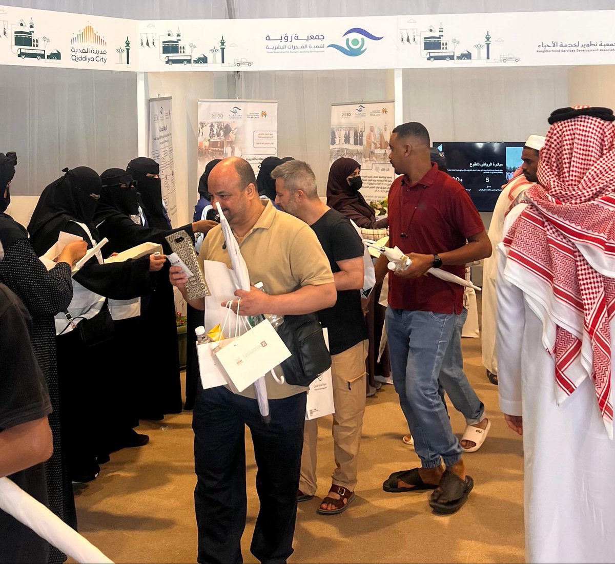 vision_epc's tweet photo. اختتمت #جمعية_رؤية_لتنمية_القدرات_البشرية مشاركتها في استقبال الحجاج بمركز القدية لخدمة ضيوف الرحمن، خلال الفترة من 1 إلى 8 ذو الحجة 1447هـ.

ونسأل الله أن يتقبل من الجميع ويبارك في جهودهم، وأن يكتب الأجر لكل من ساهم في خدمة ضيوف الرحمن https://t.co/d2zpVq6Klc