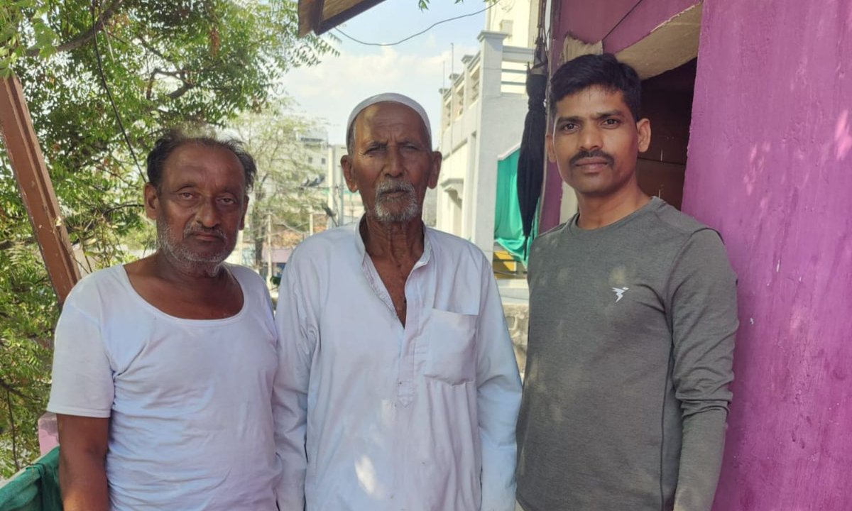 TGExpressNews's tweet photo. Chilkalguda Police traced an 85-year-old missing man who had gone missing after leaving home for Namaz. Officers reunited him with his family after identifying him through local auto drivers.

#ChilkalgudaPolice #Hyderabad #MissingPerson 
https://t.co/xmuTDS49Ga https://t.co/daRW77FHJa