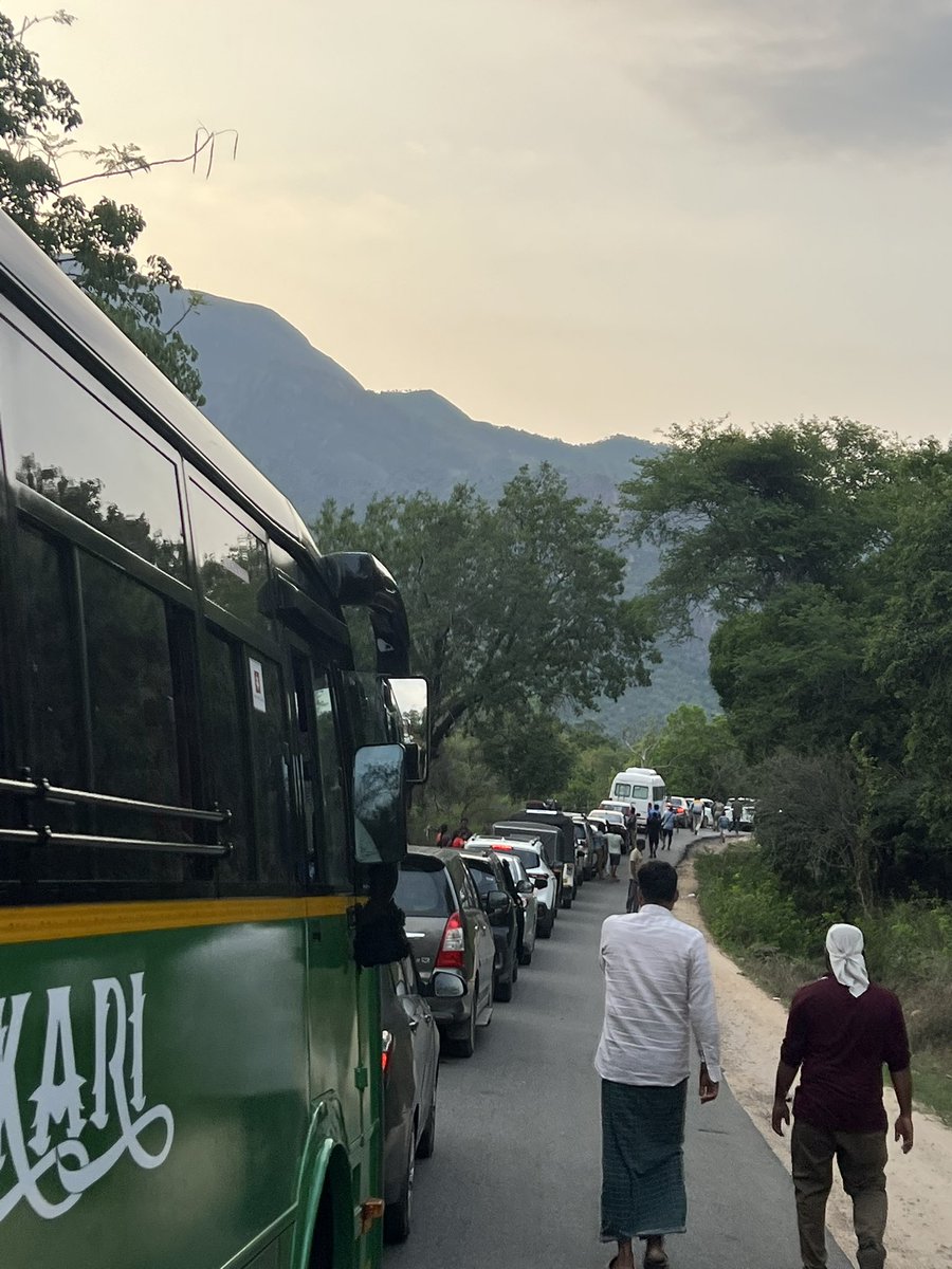 KSRLAW's tweet photo. This is on the way to #Udumalpet from #Munnar comes after #Chinnar while coming from Munnar. As you can road has width in many places. The depth frightens tourists on sedan cars. Almost two hours jam. @KeralaTourism @KeralamKerala @TheKeralaPolice @Keralainfra14 @keralaupdate https://t.co/WBTXbOXRkG