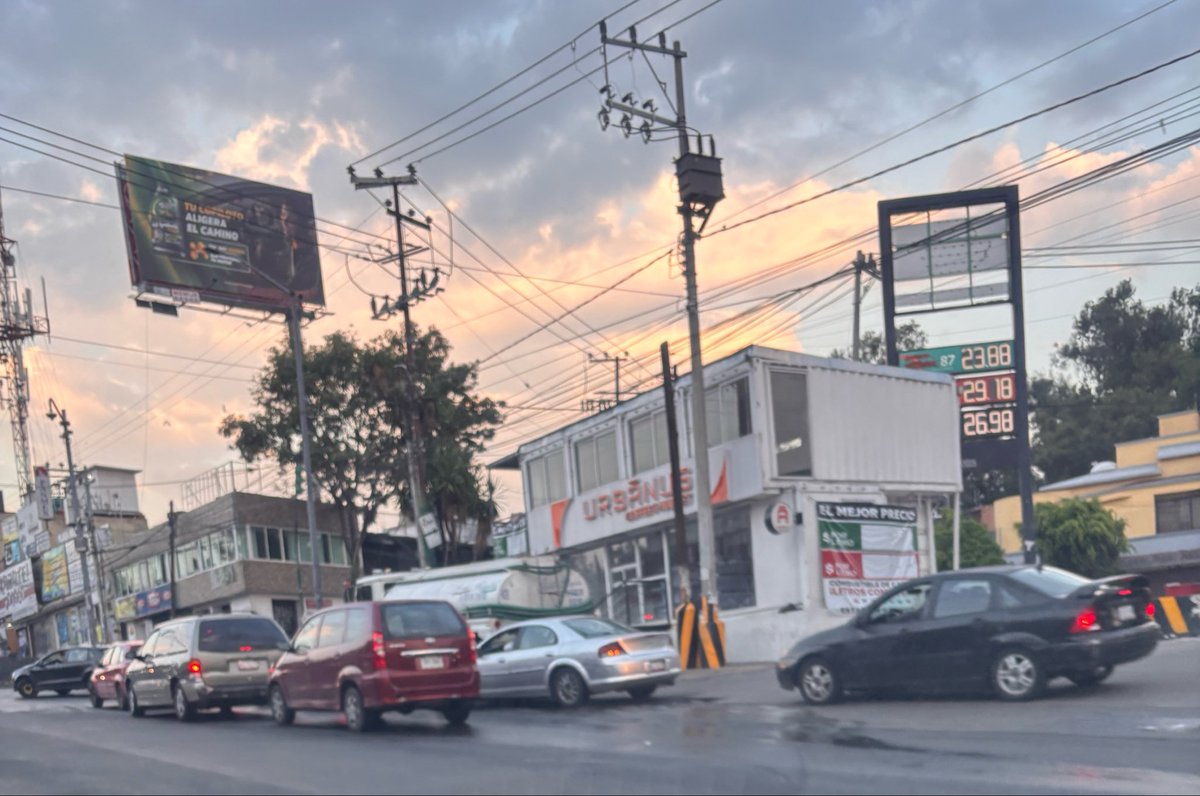 ichiric's tweet photo. @UCS_GCDMX @telediario @PabloVazC @889Noticias @TlalpanAl @TransitoCdMx @SSC_CDMX @OVIALCDMX @Gabyosoriohdz  @adn40 @Reforma Picacho-Ajusco en Tlalpan el tránsito imposible, desde tizimin hasta pico de turquino y ninguna autoridad nace algo al respecto https://t.co/8fOpZYyugq