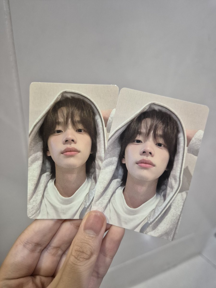 Luvilin_'s tweet photo. #sask yuya hoodie ku satunya agak pucet ginii, kira - kira ini emang karena beda cetakan aja apa ada yang unoff yaa? Dua - duanya beli di sellkor 🥹 https://t.co/GpeyCG3Ei9