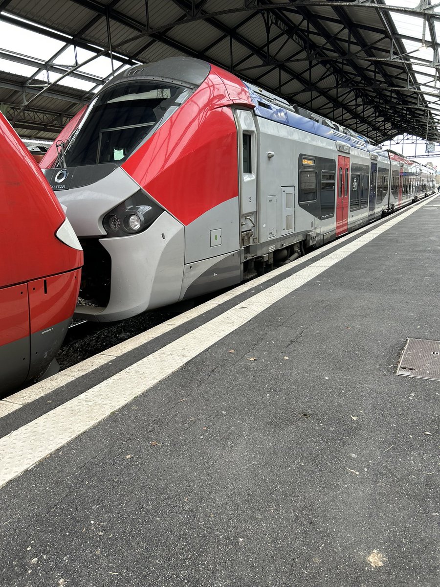 anthoavgn's tweet photo. @BB27000 À rodez il y a quelques mois c’était un AGC secouru par un regiolis en gare https://t.co/kmWUSDtvb1