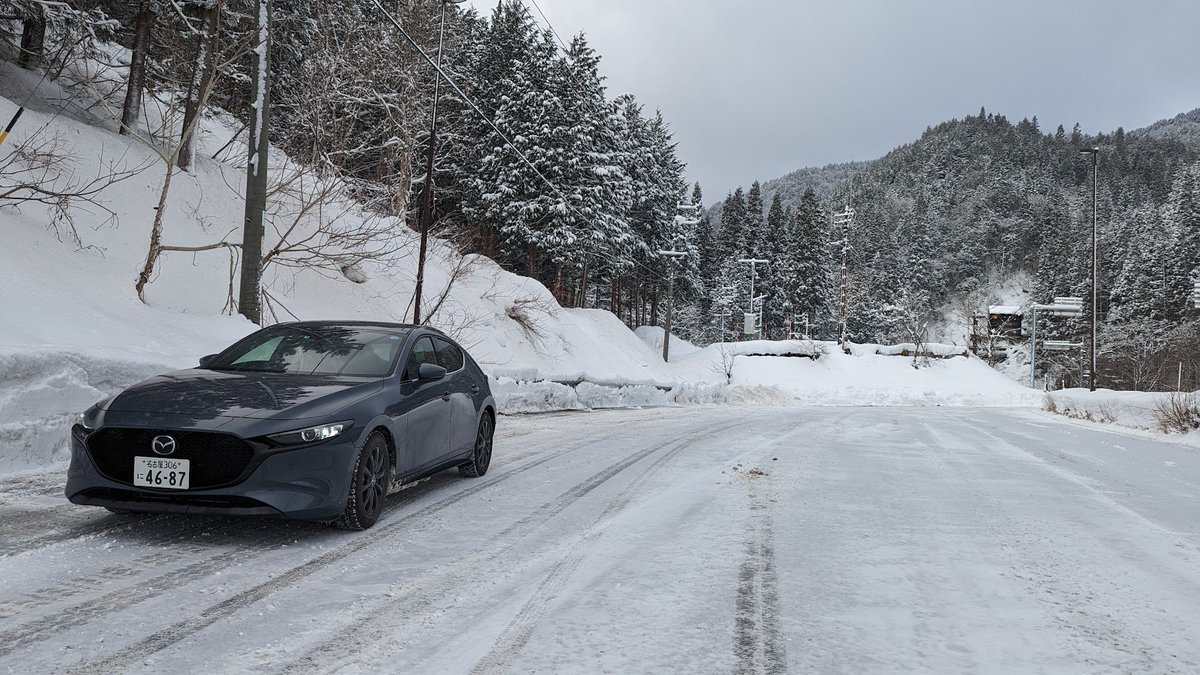 mo19nan's tweet photo. 前車はMazda3
運転しづらいなんてことはないけど、後方視界は言われてる通りゴミ💩なので、360℃無いと後退はできない https://t.co/l2ChgeW8TH