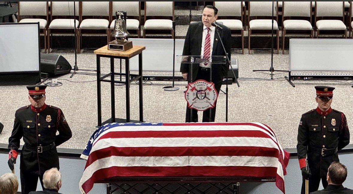 Jerry174's tweet photo. On Memorial Day our hearts should be filled with sorrow for each American soldier who gave their all. Our hearts should be filled with gratitude that because of their sacrifice we can live in freedom.God grant comfort &amp; peace to the families,friends, &amp; comrades of our fallen.🇺🇸✝️ https://t.co/JIoulY5ppe