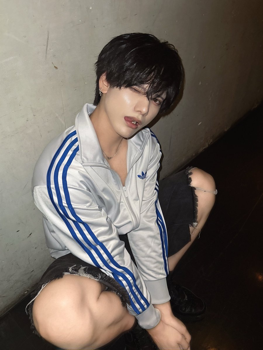 illegal_shio's tweet photo. すいのジャージ拝借した╰( ^o^)╮-👕👖 https://t.co/x2OHCEV95o
