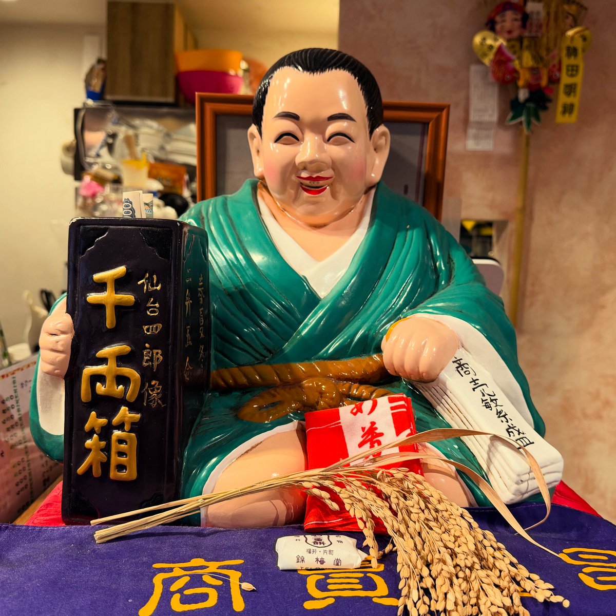 various_tone's tweet photo. チョイ前から思い出せない「ビリケンさん」じゃなくて別の福の神的な人。

偶然いたわ「仙台四郎さん」ここ横浜だけど。
股の手拭い奥にはちゃんとイチモツありました。
響ねの女将がやたら勧める、撫でるとご利益。
しかしこの顔は槙原寛己さんだよね。

#仙台四郎　#ビリケン #槙原寛己 #横浜 #響ね https://t.co/TQkwtFNg0E