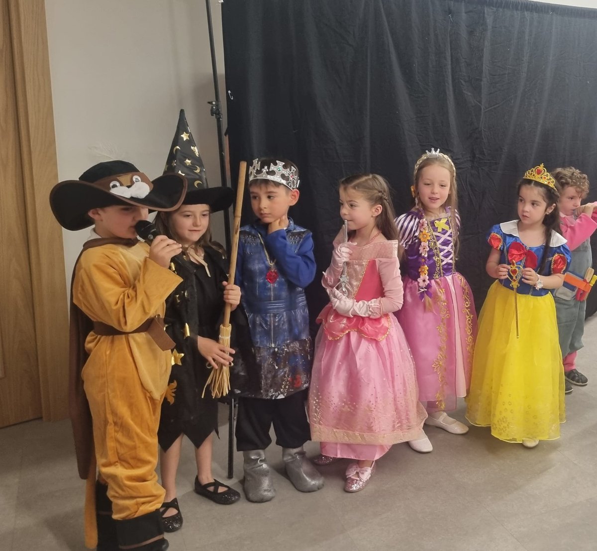 DiscipulasLeon's tweet photo. Hemos disfrutado con las representaciones teatrales de la extraescolar de teatro. 🎭😍

La obra que han preparado los compañeros de infantil se titulaba "El jardín de los cuentos", mientras que los de 1° y 2° de EP nos trajeron una de piratas, "La isla caramelo". 🏴‍☠️🦜🤴 https://t.co/VtoULJPltU