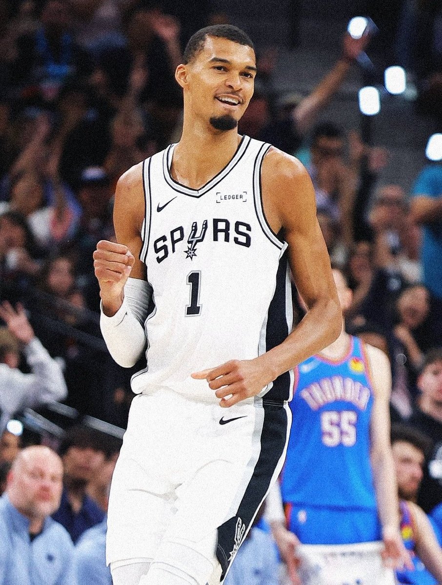 MBRDeportivo's tweet photo. Victor Wembanyama🇫🇷en las 2 victorias de los Spurs en la final de conferencia del Oeste ha estado brillante. Asi ha promediado👇:
40Min.
37Ptos.
16Reb.
4Ast.
53.2% FG%
44.4% 3P%
90.9% FT%
#GoSpursGo #PorVida 
@crunchtimejo @ElTioElie @vozdelfanatico @hgomez27 https://t.co/JkxiSA2yxo
