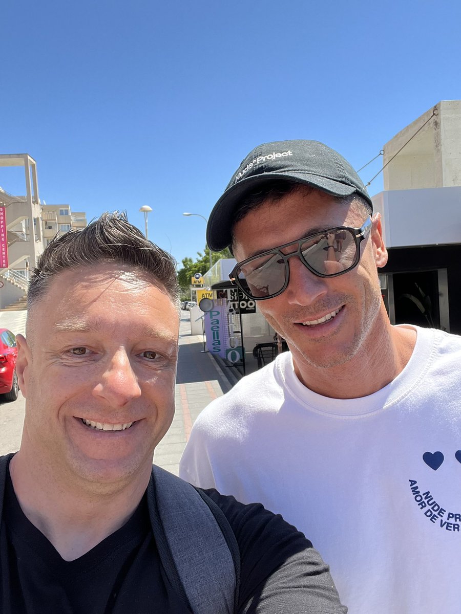HubertoNews's tweet photo. Robert Lewandowski meets HubertoNews … there we are k*rwa! 🤝🇵🇱

I was enjoying my holiday and saw a familiar face in the distance… it was the GOAT.

He even remembered me with my mask in Warsaw..

#polska #lewandowski #pzpn #laczynaspilka #fcbarcelona https://t.co/UqvXY09zFB