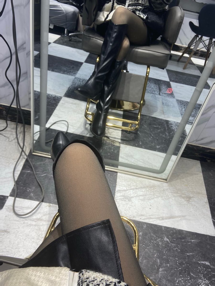 loocy484231's tweet photo. 我高高在上，翘着二郎腿，拿着你卑微的供奉，眼��轻蔑。看着你一步一拜五体投地，宛如拜神朝圣一般爬到我的脚下求我践踏。我没有丝毫想嘲笑你羞辱你的兴趣，因为这就是你的命，你就是天生的下等人，是我脚下的蝼蚁，我是掌控你的神。我踩你是赐给你的福气，所以你要行叩拜大礼，上贡来讨我欢心 https://t.co/nvb56C66wb