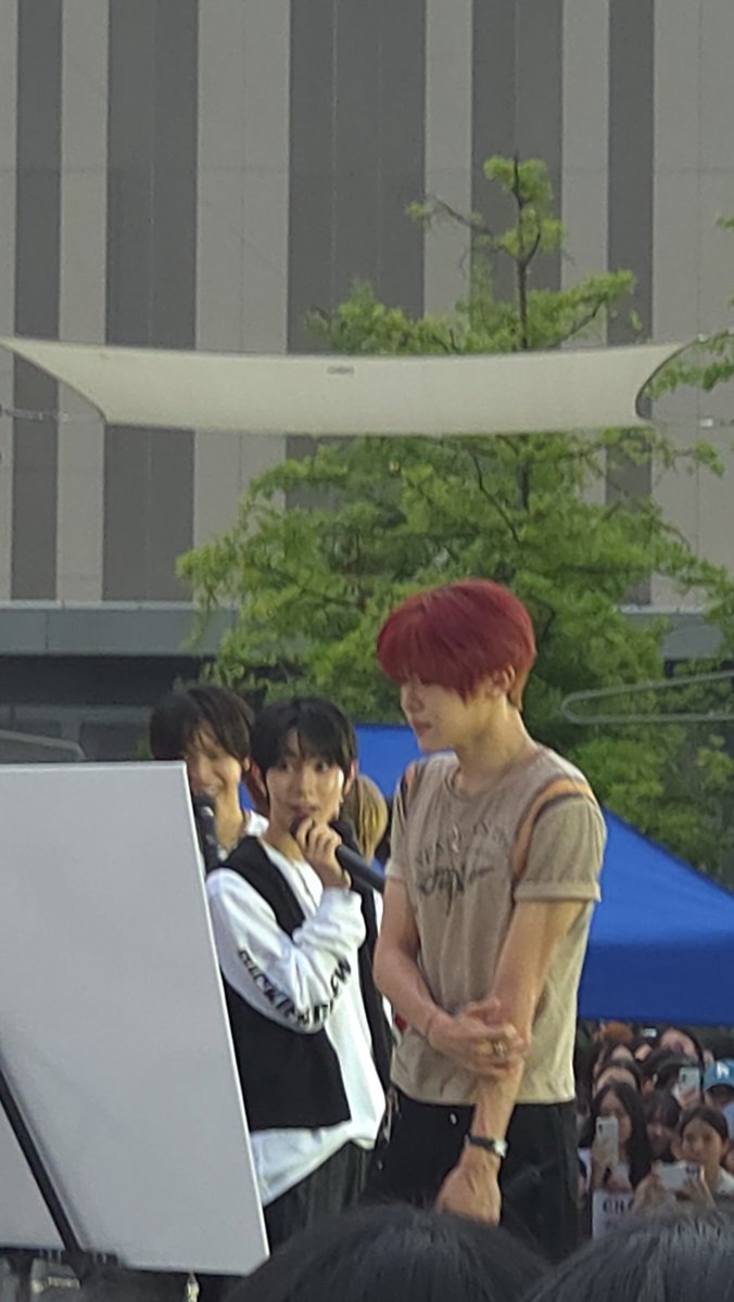 jeongyu47684530's tweet photo. 오늘 대전 공팬 현장에 있었는데
숀자님께서 스오위때 오신분!? 하고 물어보더니 몇분밖에 손 못드셔서
 아~ 여기있는 시즈니분들 다 올 수 있게 또 와야겠네~
라고.... 친히 말씀해주셧습니다... https://t.co/xN6e2X7iek