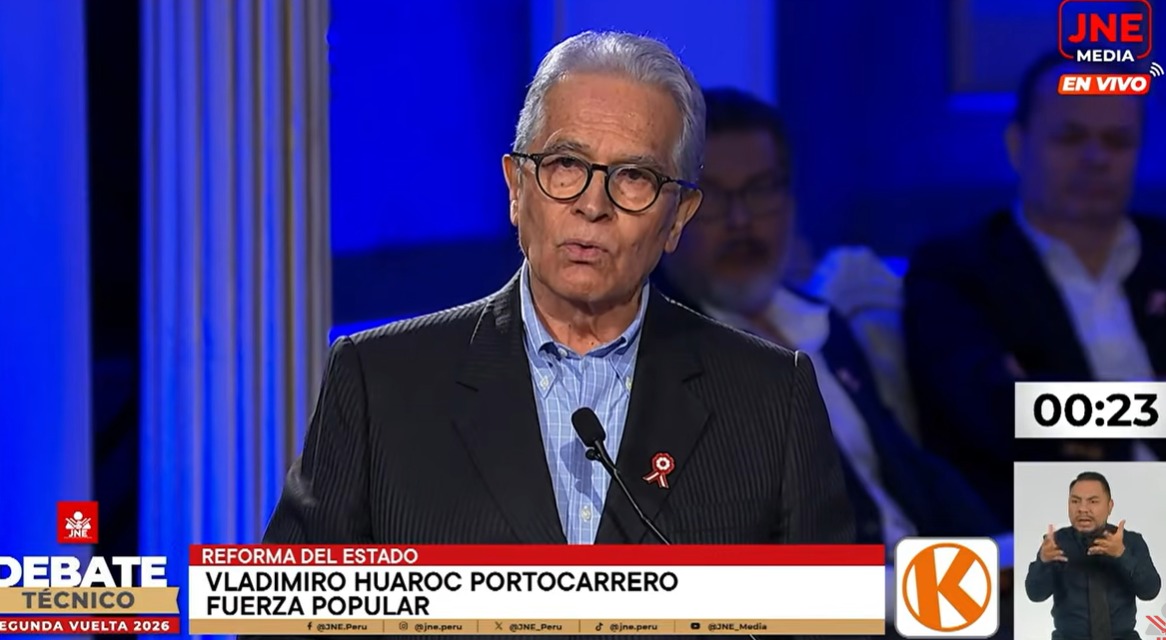 Mataperrea's tweet photo. Vladimiro Huaroc

Fue miembro del Partido por la Democracia Social (PDS), que nació contra la dictadura de Fujimori. El JNE lo excluyó de la campaña de Fuerza Popular en 2016 por entregar víveres y bidones de agua en actividades proselitistas en Junín. https://t.co/0cJU5zO5VW