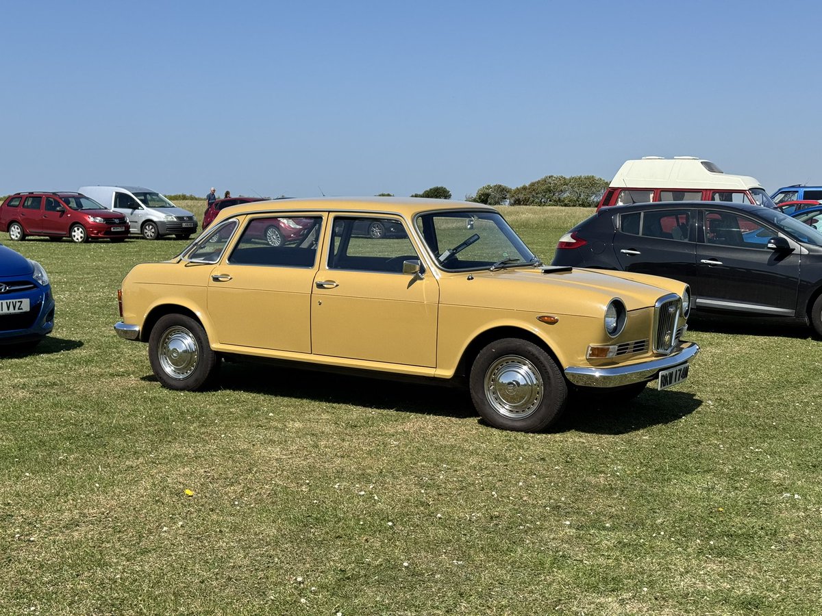 flaneurUK's tweet photo. Fantastic Wolseley Six out and about this morning. In quintessential British Leyland beige. https://t.co/12rFoCE6Je