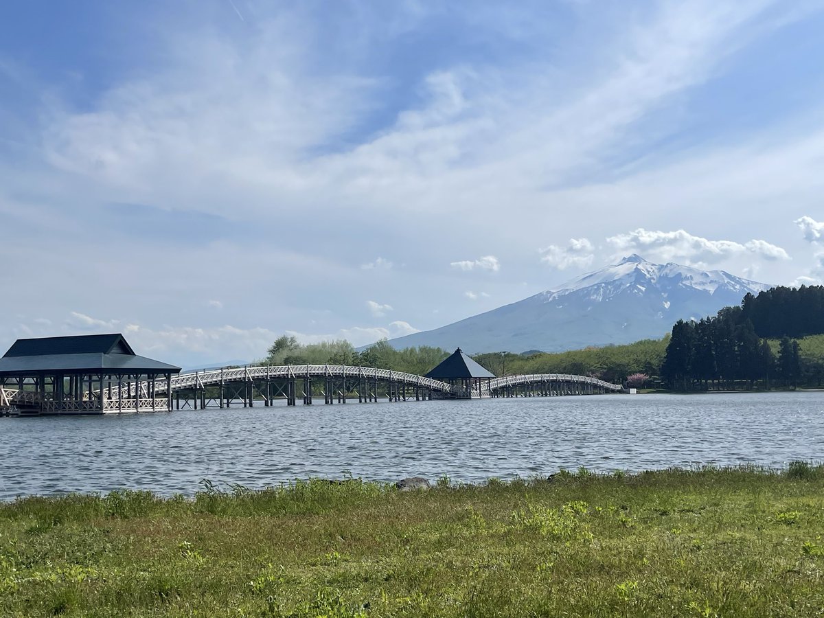 datema3mune's tweet photo. あの豪雪からはや数ヶ月、雪が解け夏を前に改修された日本一の太鼓橋に先日行ってきました
新緑と残雪のコントラストが天気も良く鮮やかでした

今日も一日お疲れ様でした https://t.co/qQpji8LUSM