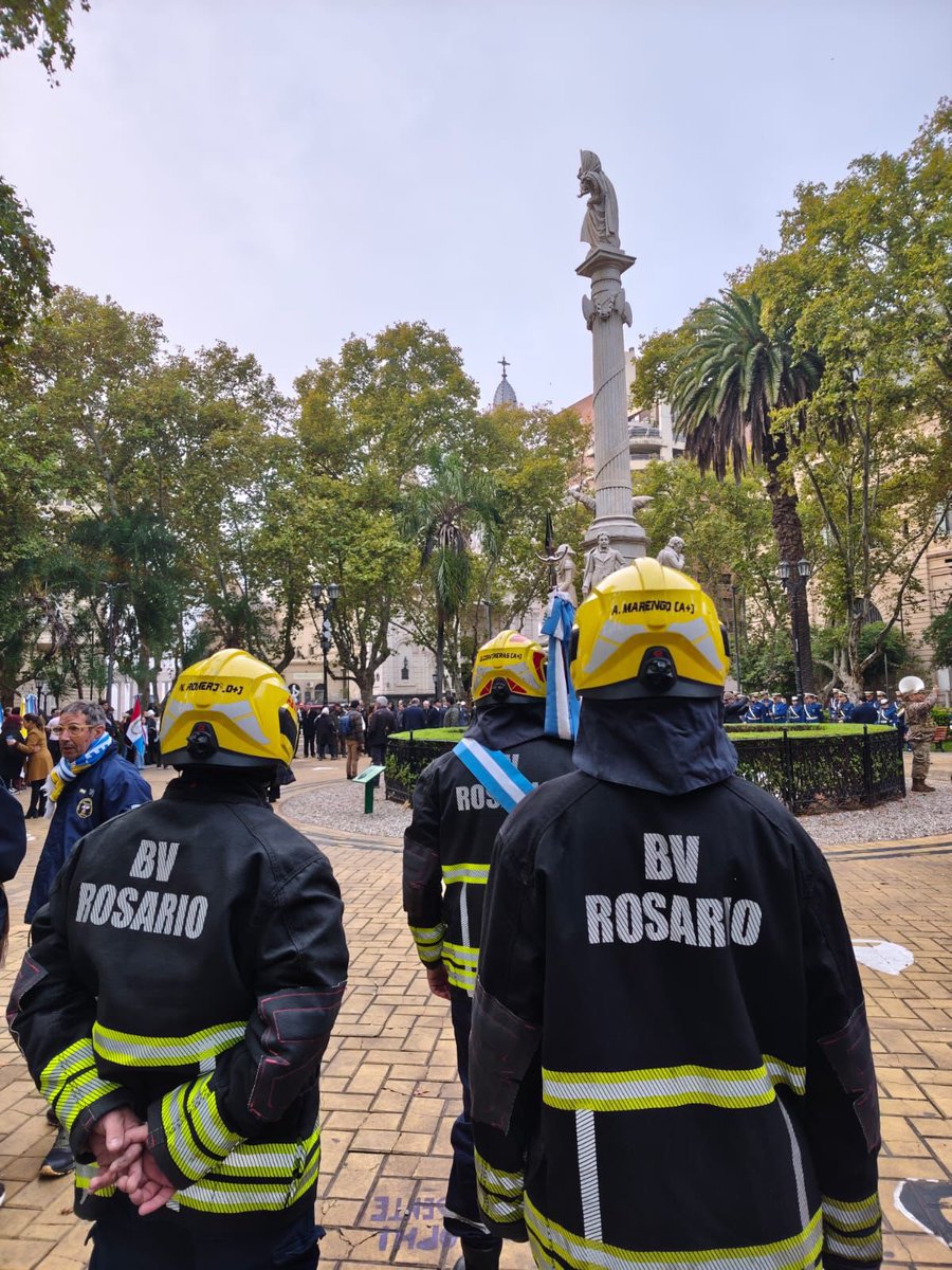 BombVolRosario's tweet photo. #Hoy y como siempre, participamos del Acto Oficial en conmemoración por el 216 Aniversario de la Revolución de Mayo.
El mismo tuvo lugar en la Plaza 25 de Mayo de Nuestra Ciudad junto a autoridades de todos los niveles del Estado.
#NuestraComunidad #NuestroCompromiso
#BomberosRosario
#NosNecesitamos
Somos los Bomberos de la Ciudad Autónoma de Rosario