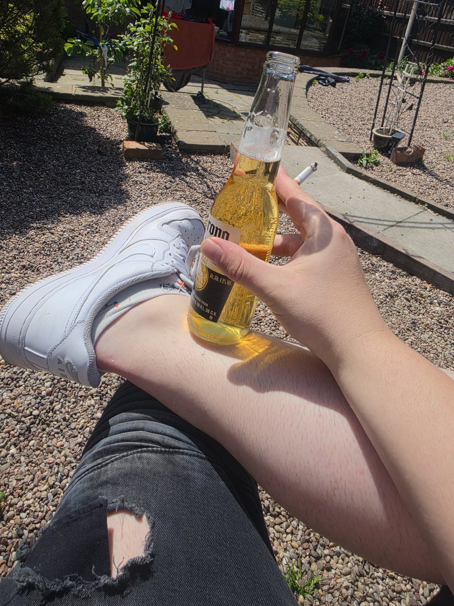 FootMasterD1's tweet photo. Il enjoy the wqrm weather you can just bring me beera and send for the privalidge 

#footmaster https://t.co/BhYQGQR2rG