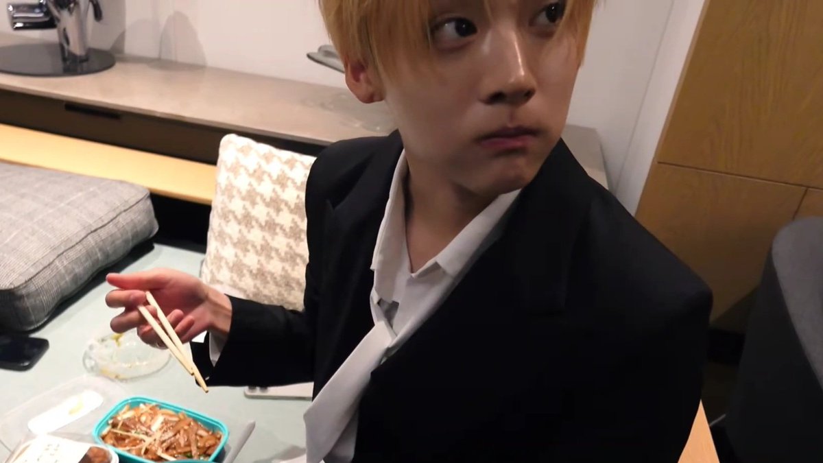 eclairswon's tweet photo. how can someone look this cute while eating??? he's so baby... ㅠㅠ https://t.co/xq6fNPrr3r