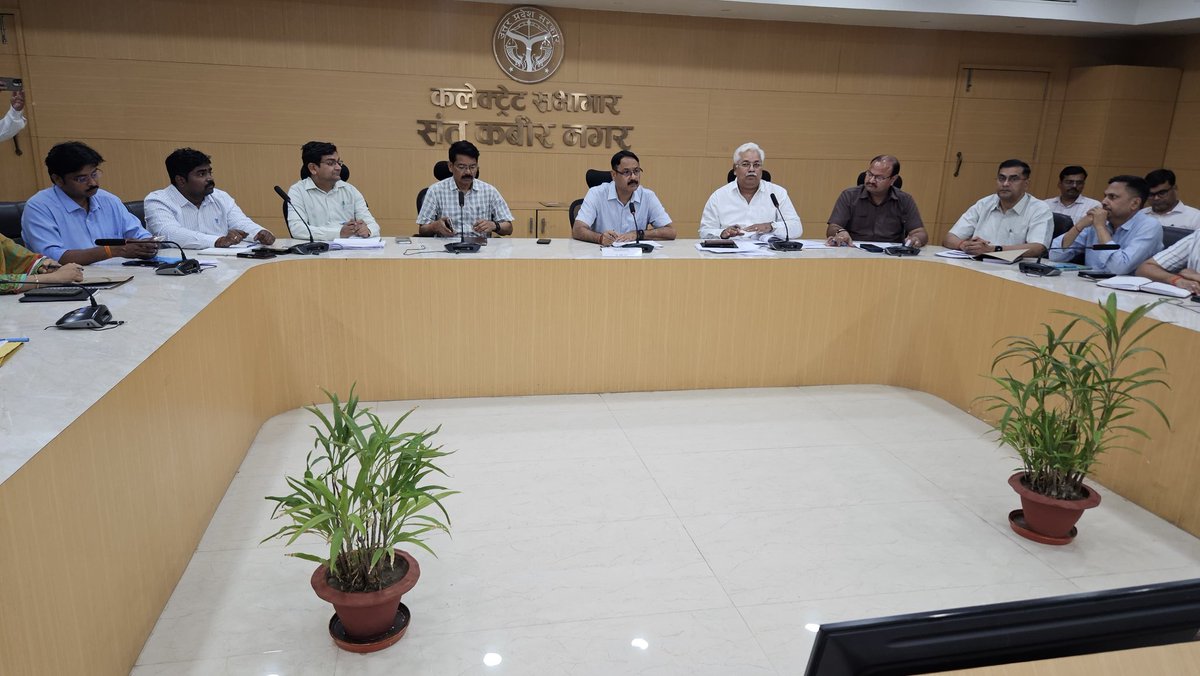 DM_Sknagar's tweet photo. जिलाधिकारी की अध्यक्षता में शादी अनुदान योजनान्तर्गत जनपद स्तरीय स्वीकृति समिति की बैठक कलेक्ट्रेट सभागार में सम्पन्न हुई। वित्तीय वर्ष 2026-27 हेतु शादी अनुदान योजना के अन्तर्गत जनपद को कुल 1200 लाभार्थियों का लक्ष्य निर्धारित किया गया है। https://t.co/5rrxEogXOp
