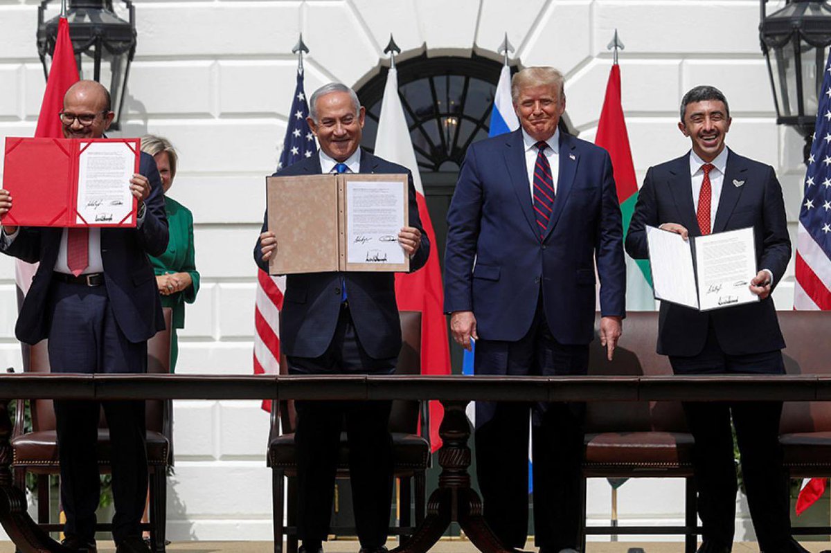 AksanSertac's tweet photo. #Onemli

🗣️ABD Başkanı Trump:

Farklı ülkeler İbrahim Anlaşmaları’na katılabilir. ⚠️

Trump ayrıca çok sayıda ülkeden bu anlaşmayı imzalamasını istediğini söyledi. (Aralarında Türkiye, Katar, S. Arabistan da var.)

Trump “1-2 ülke imzalamayabilir. Ama diğerleri mecbur” dedi. https://t.co/2wRC5v9EIJ
