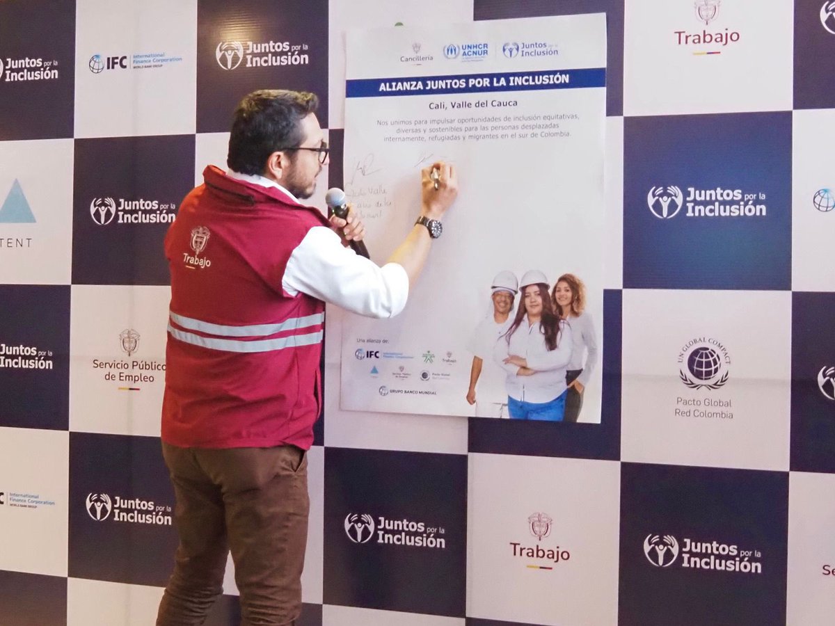 MintrabajoCol's tweet photo. 🇨🇴En Cali, la Territorial Valle del Cauca, junto a ACNUR y aliados, lanzó #JuntosPorLaInclusión, una estrategia para fortalecer el acceso al empleo y la inclusión de población desplazada, refugiada y migrante. #MinTrabajoEnLosTerritorios https://t.co/lR4F9tupNL