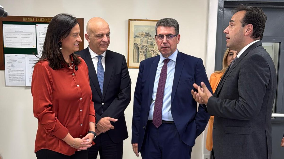 DimosthenisAnag's tweet photo. Εξυπηρέτηση για κάθε πολίτη με έναν μόνο αριθμό, τον Προσωπικό Αριθμό.

Επισκεφθήκαμε το κατάστημα του @e_efka της οδού Ακαδημίας με τον Υπουργό Ψηφιακής Διακυβέρνησης και Τεχνητής Νοημοσύνης @papastergiougr, την Υπουργό Εργασίας και Κοινωνικής Ασφάλισης @nkerameus και τον Διοικητή του e-ΕΦΚΑ, Αλέξανδρο Βαρβέρη και είδαμε στην πράξη πώς με τη χρήση του προσωπικού αριθμού (ΠΑ):
- κάθε πολίτης εξυπηρετείται καλύτερα και ταχύτερα,
- διορθώνονται τα λάθη αυτόματα στα δεδομένα του πολίτη, μετά από δεκαετίες,
- οι φορείς αποκτούν αμεσότερα εικόνα για κάθε πολίτη και την οικογένειά του.

Με απτή εφαρμογή σε υπηρεσίες, όπως η βεβαίωση ασφαλιστικής απογραφής και η διαδικτυακή έκδοσης ευρωπαϊκής κάρτας ασφάλισης.

Ο Προσωπικός Αριθμός ήρθε για να διορθώσει περισσότερα από 4.000.000 λάθη και ασυμφωνίες στα Μητρώα του κράτους και να εξαλείψει την ταλαιπωρία στις συναλλαγές με το Δημόσιο.

Με συνεργασία, διαλειτουργικότητα και καλύτερα δεδομένα, ο Προσωπικός Αριθμός αποδίδει τα πρώτα ουσιαστικά οφέλη.

Ευχαριστούμε την Διευθύντρια του Υποκαταστήματος, κ. Ελένη Δουλκερίδου και το προσωπικό του καταστήματος του e-ΕΦΚΑ για τη θερμή φιλοξενία και εξυπηρέτηση.