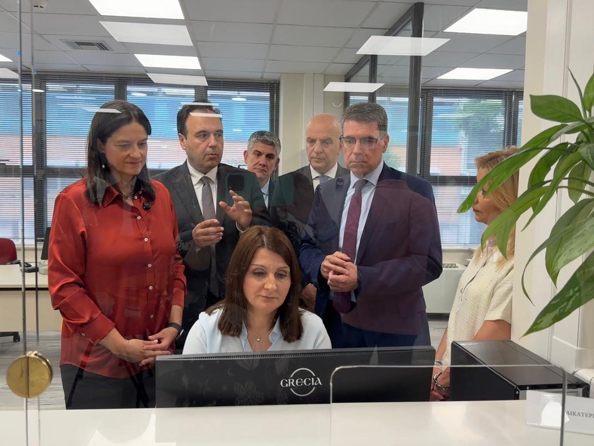 DimosthenisAnag's tweet photo. Εξυπηρέτηση για κάθε πολίτη με έναν μόνο αριθμό, τον Προσωπικό Αριθμό.

Επισκεφθήκαμε το κατάστημα του @e_efka της οδού Ακαδημίας με τον Υπουργό Ψηφιακής Διακυβέρνησης και Τεχνητής Νοημοσύνης @papastergiougr, την Υπουργό Εργασίας και Κοινωνικής Ασφάλισης @nkerameus και τον Διοικητή του e-ΕΦΚΑ, Αλέξανδρο Βαρβέρη και είδαμε στην πράξη πώς με τη χρήση του προσωπικού αριθμού (ΠΑ):
- κάθε πολίτης εξυπηρετείται καλύτερα και ταχύτερα,
- διορθώνονται τα λάθη αυτόματα στα δεδομένα του πολίτη, μετά από δεκαετίες,
- οι φορείς αποκτούν αμεσότερα εικόνα για κάθε πολίτη και την οικογένειά του.

Με απτή εφαρμογή σε υπηρεσίες, όπως η βεβαίωση ασφαλιστικής απογραφής και η διαδικτυακή έκδοσης ευρωπαϊκής κάρτας ασφάλισης.

Ο Προσωπικός Αριθμός ήρθε για να διορθώσει περισσότερα από 4.000.000 λάθη και ασυμφωνίες στα Μητρώα του κράτους και να εξαλείψει την ταλαιπωρία στις συναλλαγές με το Δημόσιο.

Με συνεργασία, διαλειτουργικότητα και καλύτερα δεδομένα, ο Προσωπικός Αριθμός αποδίδει τα πρώτα ουσιαστικά οφέλη.

Ευχαριστούμε την Διευθύντρια του Υποκαταστήματος, κ. Ελένη Δουλκερίδου και το προσωπικό του καταστήματος του e-ΕΦΚΑ για τη θερμή φιλοξενία και εξυπηρέτηση.