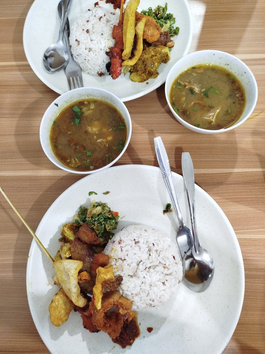 oneshoot26's tweet photo. D-5 sebelum balik 🥹 hari ini makan babi guling rendi kesukaan aku dan jadi babi guling pertama dan mungkin terakhir aku di Bali (?) 😭 love babi guling https://t.co/Bwwi9g7wqo