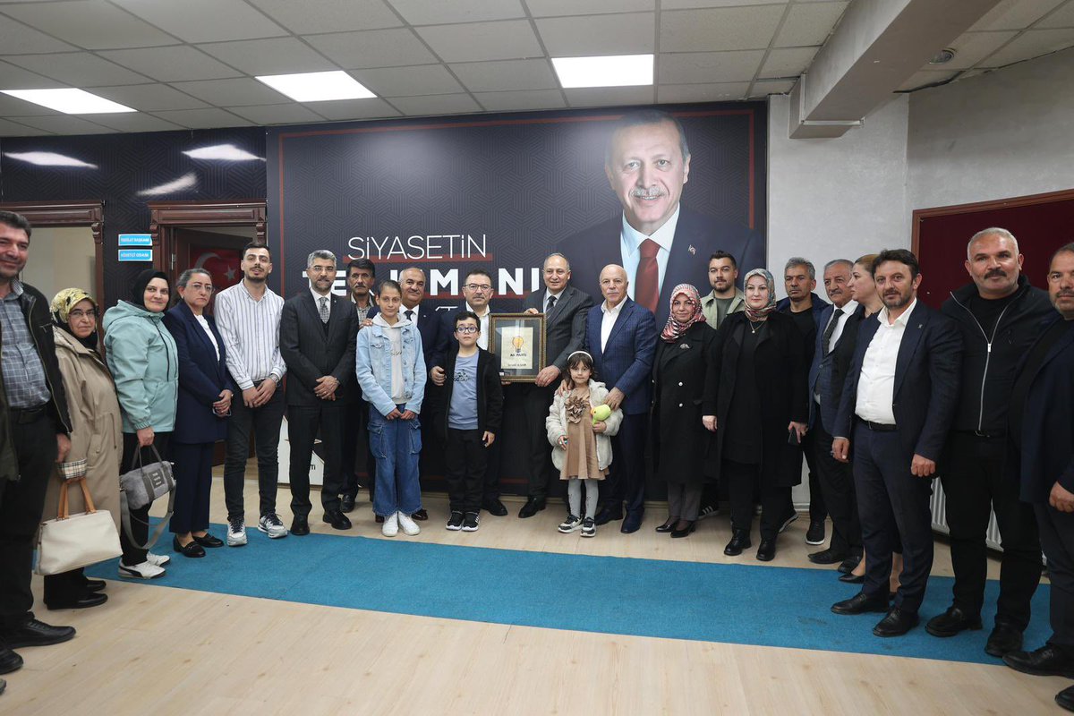 avibrahimK's tweet photo. 📍Aziziye

Önceki Dönem İçişleri Bakanımız, Erzurum Milletvekilimiz Sn. Selami Altınok ve Erzurum Büyükşehir Belediye Başkanımız Sn. Mehmet Sekmen  ile birlikte Aziziye İlçe Başkanlığımızı ziyaret ederek kıymetli teşkilat mensuplarımızla bir araya geldik.

Birlik ve beraberlik içinde, dava şuuruyla fedakârca çalışan yol arkadaşlarımızla verimli istişarelerde bulunduk. Nazik ev sahiplikleri için İlçe Başkanımız Sn. Hüseyin Güler’ e, Aziziye Belediye Başkanımız Sn. Emrullah Akpunar’ a ve tüm teşkilat mensuplarımıza teşekkür ediyor, Aziziye’ miz için aynı azim ve kararlılıkla çalışmayı sürdüreceğimizi ifade ediyorum.