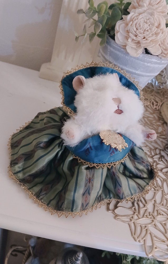 miwanomnom's tweet photo. ディズニーシーのアナ雪シュシュ、ゴムで留めて🐹のドレスにしてみたけど、思った以上に貴族になりました。

#はむにぎり
#ぬい活 https://t.co/L2iWYe43W3