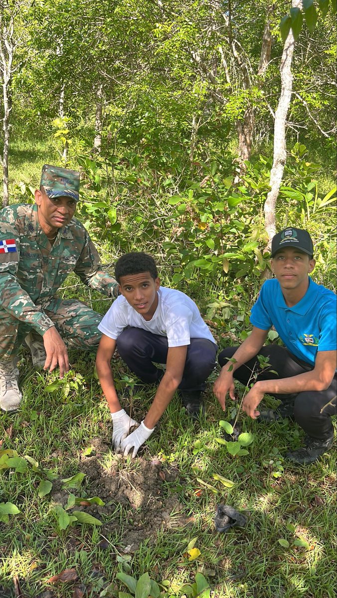 SMVRD's tweet photo. 🌱🇩🇴 El Servicio Militar Voluntario (SMV), del Ministerio de Defensa (MIDE), dio inicio este sábado 23 de mayo a su jornada nacional de reforestación y limpieza de playas, desarrollada de manera simultánea en las zonas Norte, Sur, Este y Santo Domingo https://t.co/npW5z5p5Jc