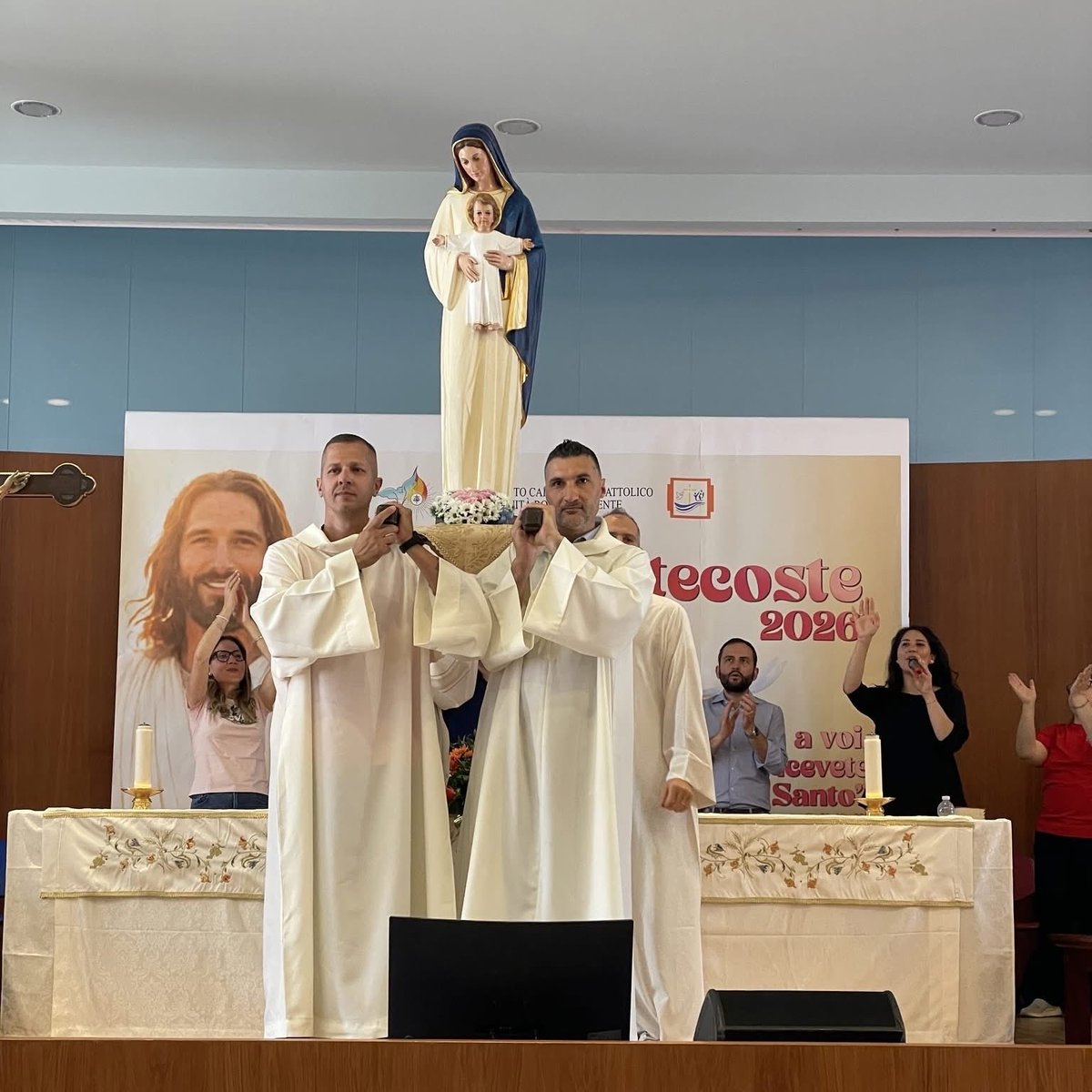 RovetoArdente's tweet photo. “Pace a voi, ricevete lo Spirito Santo” (Gv 20,19-22) ✨
Nella Pentecoste vissuta ad Alessano, il soffio dello Spirito ci ha ridonato pace, vita e appartenenza a Dio. ❤️‍🔥
Grati per ogni muro abbattuto e per i prodigi che il Signore continuerà a compiere! 🙏🔥
#Pentecoste https://t.co/TK2C6qZ5lf