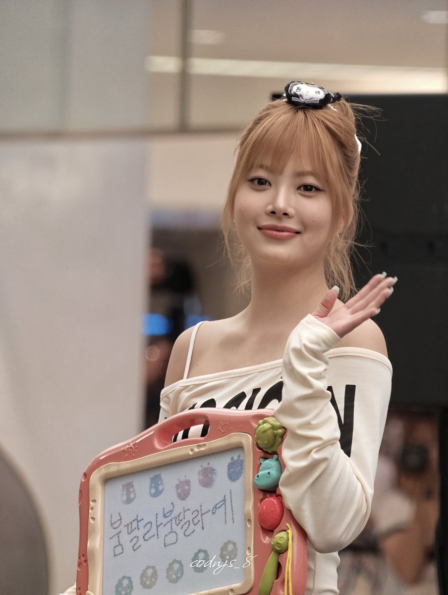 _codnjs_8's tweet photo. 260525 홍은채

#르세라핌 #홍은채 #은채 
#LE_SSERAFIM #HONGEUNCHAE https://t.co/quyZqU1zGt