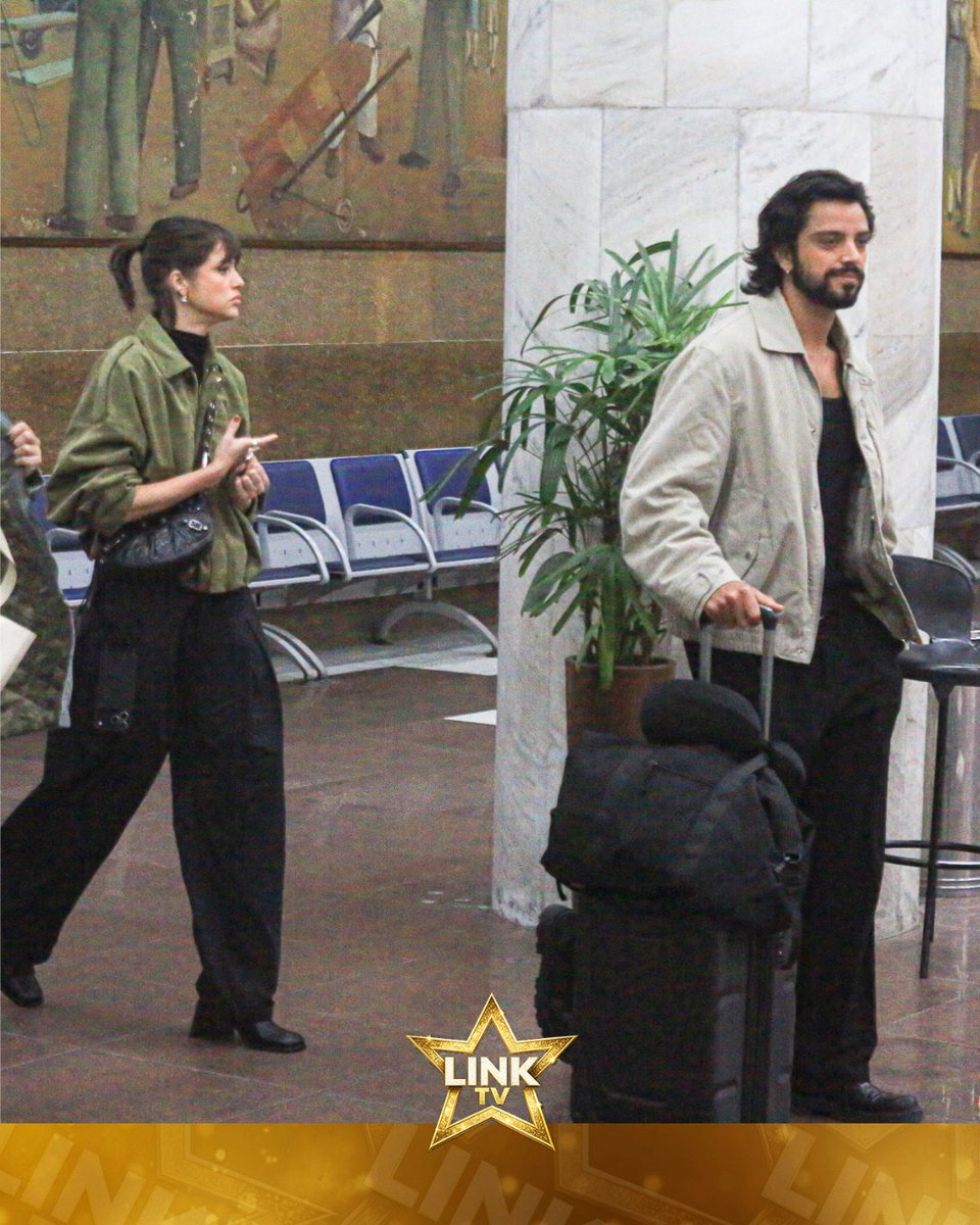 linktvofc's tweet photo. Os atores Rodrigo Simas e Agatha Moreira foram vistos desembarcando no Aeroporto Santos Dumont, no Rio de Janeiro.

O casal chamou atenção durante a passagem pelo terminal carioca, movimentando o local.

Fotos: Delson Silva / AgNews

#RodrigoSimas #AgathaMoreira #RioDeJaneiro #SantosDumont #Famosos #LinkTV