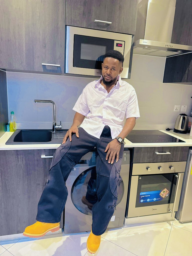 FysikalD's tweet photo. Happy birthday to me. Grateful for life and growth May this year be kind and rewarding.🤲🏽😊 🎉🥳🍾 https://t.co/xU8BQXRN6P