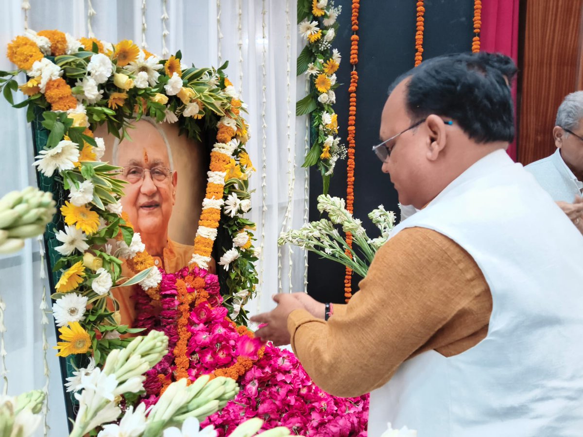 singhraushan05's tweet photo. प्रयागराज की पूर्व सांसद/पूर्व कैबिनेट मंत्री उत्तर प्रदेश सरकार @RitaBJoshi के पति /युवा समाजसेवी @MayankJoshiBJP के पिता जी के श्रद्धांजलि समारोह में महाराष्ट्र सरकार के पूर्व गृह मंत्री @thekripashankar, श्री सुनील राय जी जी के साथ श्रद्धा सुमन अर्पित करते हुए https://t.co/d2HYwMNL0V