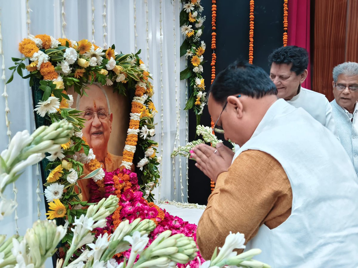 singhraushan05's tweet photo. प्रयागराज की पूर्व सांसद/पूर्व कैबिनेट मंत्री उत्तर प्रदेश सरकार @RitaBJoshi के पति /युवा समाजसेवी @MayankJoshiBJP के पिता जी के श्रद्धांजलि समारोह में महाराष्ट्र सरकार के पूर्व गृह मंत्री @thekripashankar, श्री सुनील राय जी जी के साथ श्रद्धा सुमन अर्पित करते हुए https://t.co/d2HYwMNL0V
