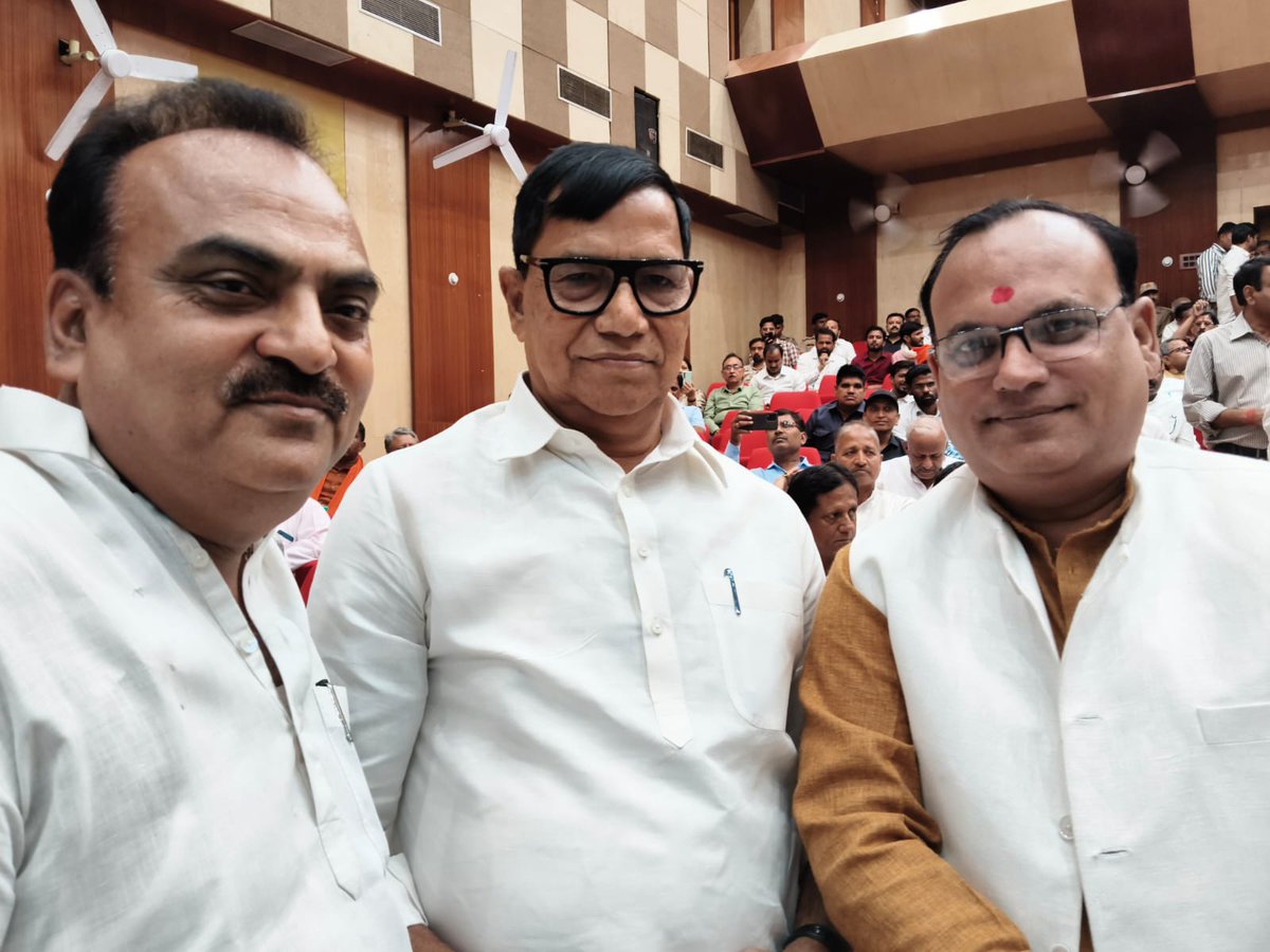singhraushan05's tweet photo. प्रयागराज की पूर्व सांसद/पूर्व कैबिनेट मंत्री उत्तर प्रदेश सरकार @RitaBJoshi के पति /युवा समाजसेवी @MayankJoshiBJP के पिता जी के श्रद्धांजलि समारोह में महाराष्ट्र सरकार के पूर्व गृह मंत्री @thekripashankar, श्री सुनील राय जी जी के साथ श्रद्धा सुमन अर्पित करते हुए https://t.co/d2HYwMNL0V