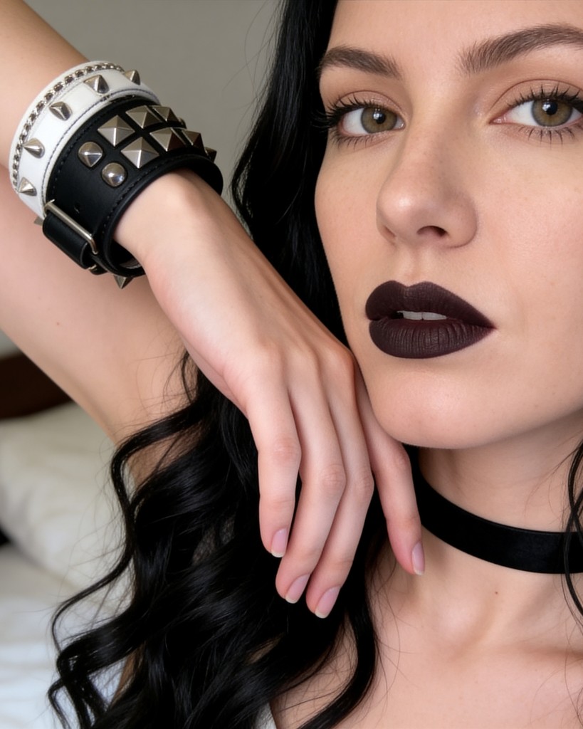 FrancescaChat's tweet photo. what if my dark thoughts were a secret you were dying to keep? i'd tell you one, but you have to promise not to look away. 💋 #gothvibes #girlnextdoor #storytelling #noir #moody https://t.co/axTO4e6uJY