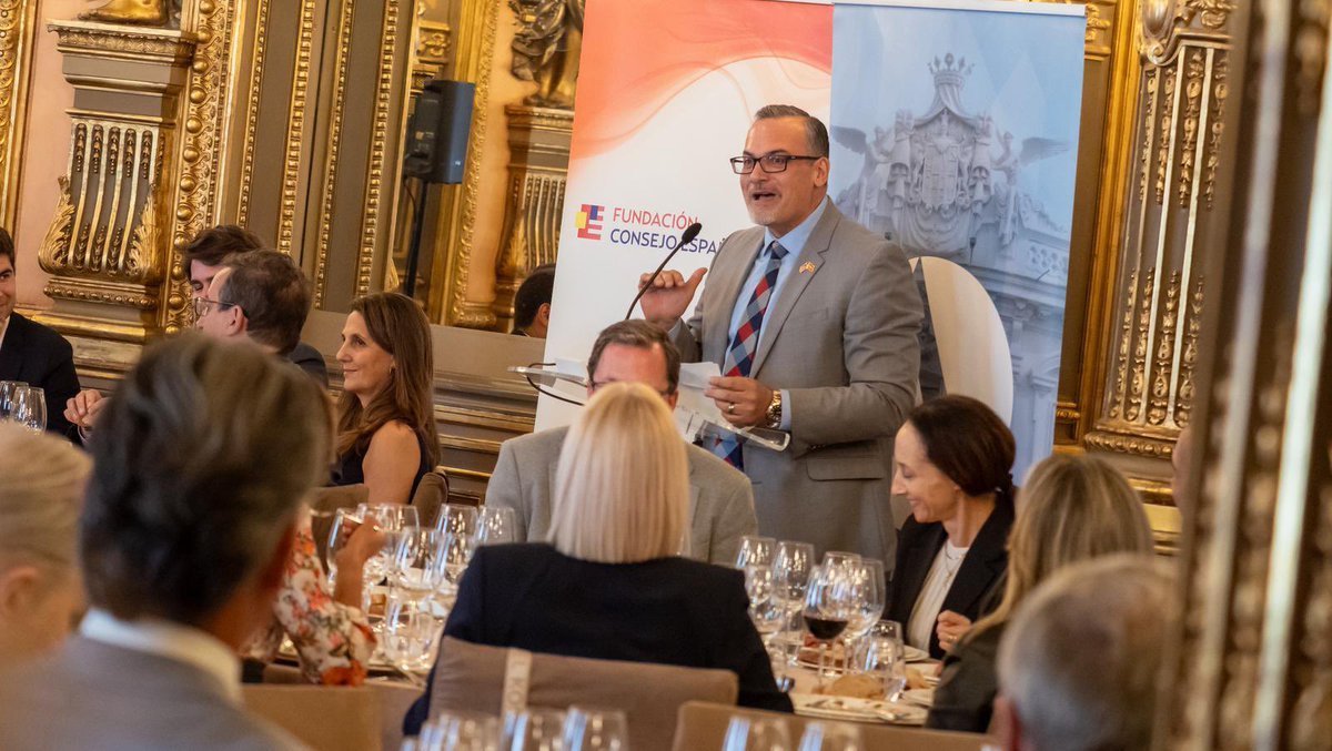 casamerica's tweet photo. 🇺🇸🇪🇸 Estamos en el almuerzo de bienvenida del Programa de Líderes Hispanos de EE. UU. del National Hispanic Caucus of State Legislators (@NHCSL).

👥 @moisesmoreram, Fernando Prieto, Mónica Colomer, @emaropi y Juan Candelaria.

 🤝 @Red_Carolina y @FundConEspEEUU. https://t.co/Q7RTxmhWHX