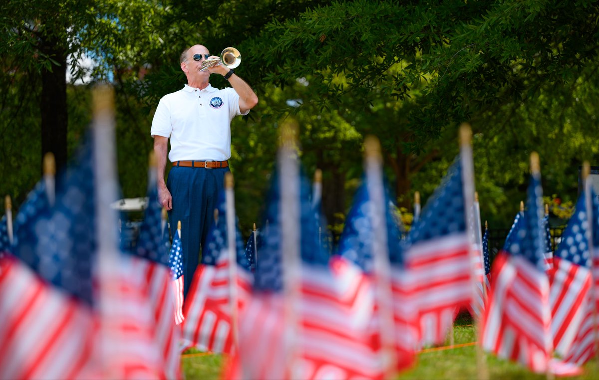 AuburnU's tweet photo. Today, we honor and remember the brave men and women who gave their lives in service to our country. 

As the #AuburnFamily gathered for the annual Memorial Day observance, we paused to reflect on their sacrifice, courage and enduring legacy. Their service will never be forgotten. 🇺🇸 #WarEagle #MemorialDay