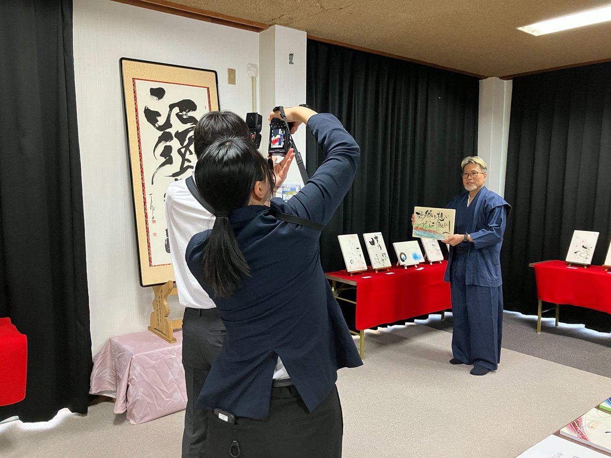 tenpu1223's tweet photo. 本日より江須ノ川生活改善センターにて31日まで書作品にレジンをまとった書作品展示させていただいております。ここでしか見ることが出来ないと思いますよ。
そして、本日は紀伊民報さまと産経新聞社さまの取材とFM田辺さまに生放送出演させていただきました。 https://t.co/326ei8x9k8