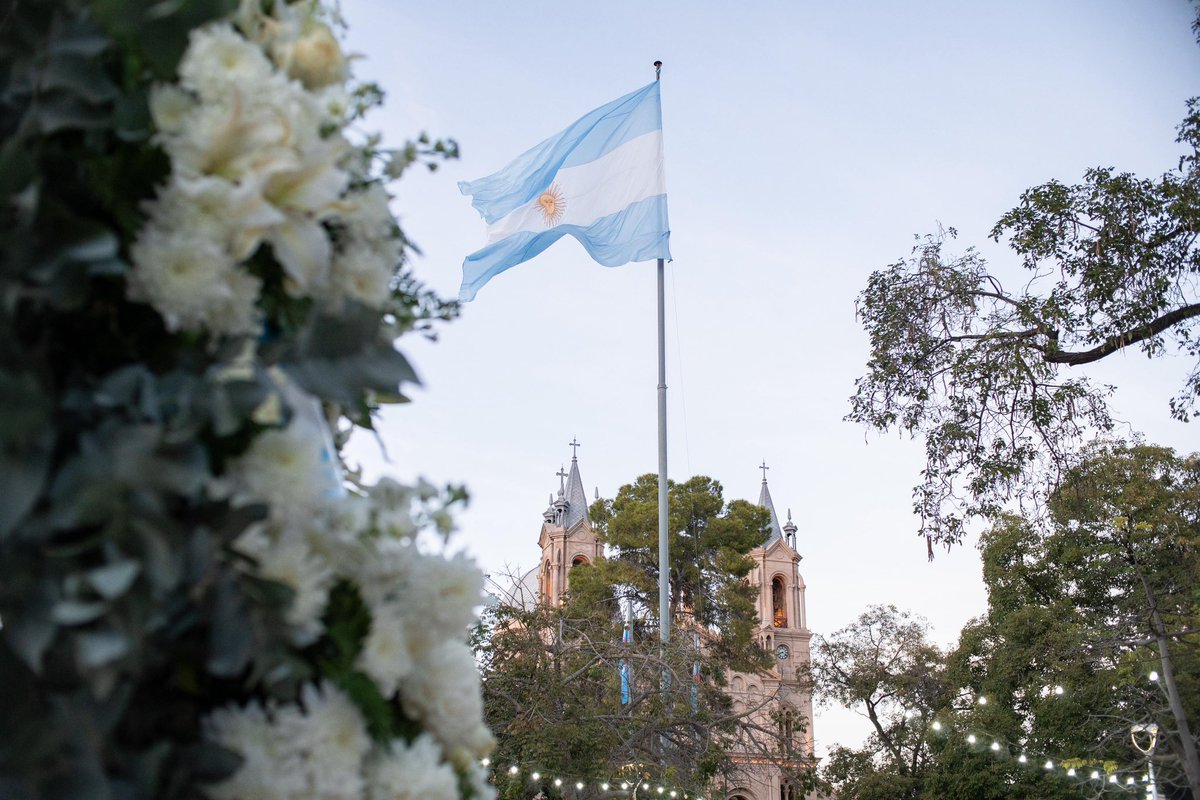 TeresitaMadera's tweet photo. Este 25 de Mayo nos invita a renovar el compromiso con los valores que dieron origen a nuestra Patria.
Hoy más que nunca debemos defender una Argentina que reconozca a cada provincia y a su gente, manteniendo viva la esperanza y trabajando juntos por un país justo, unido y federal.

Así participamos de los actos protocolares de Izamiento de Bandera y del solemne Tedeum en un nuevo aniversario de la Revolución de Mayo.

¡Viva la Patria! 🤍💙