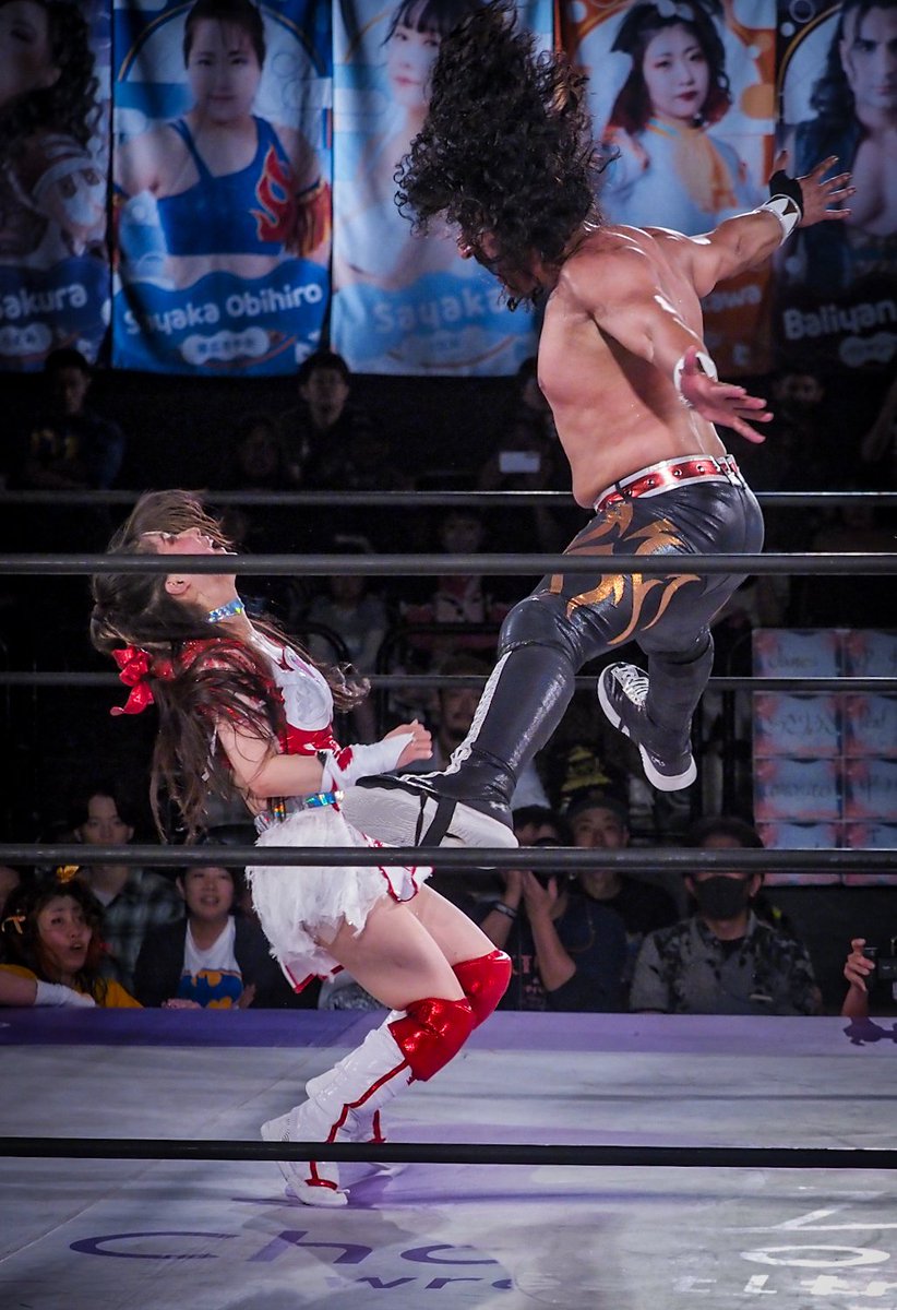 whatever_spicy2's tweet photo. #ChocoPro ［5.24 新宿］バリヤン・アッキのメイジャンプ。髪の暴れ方がすごい。 https://t.co/QV92Crs9UE