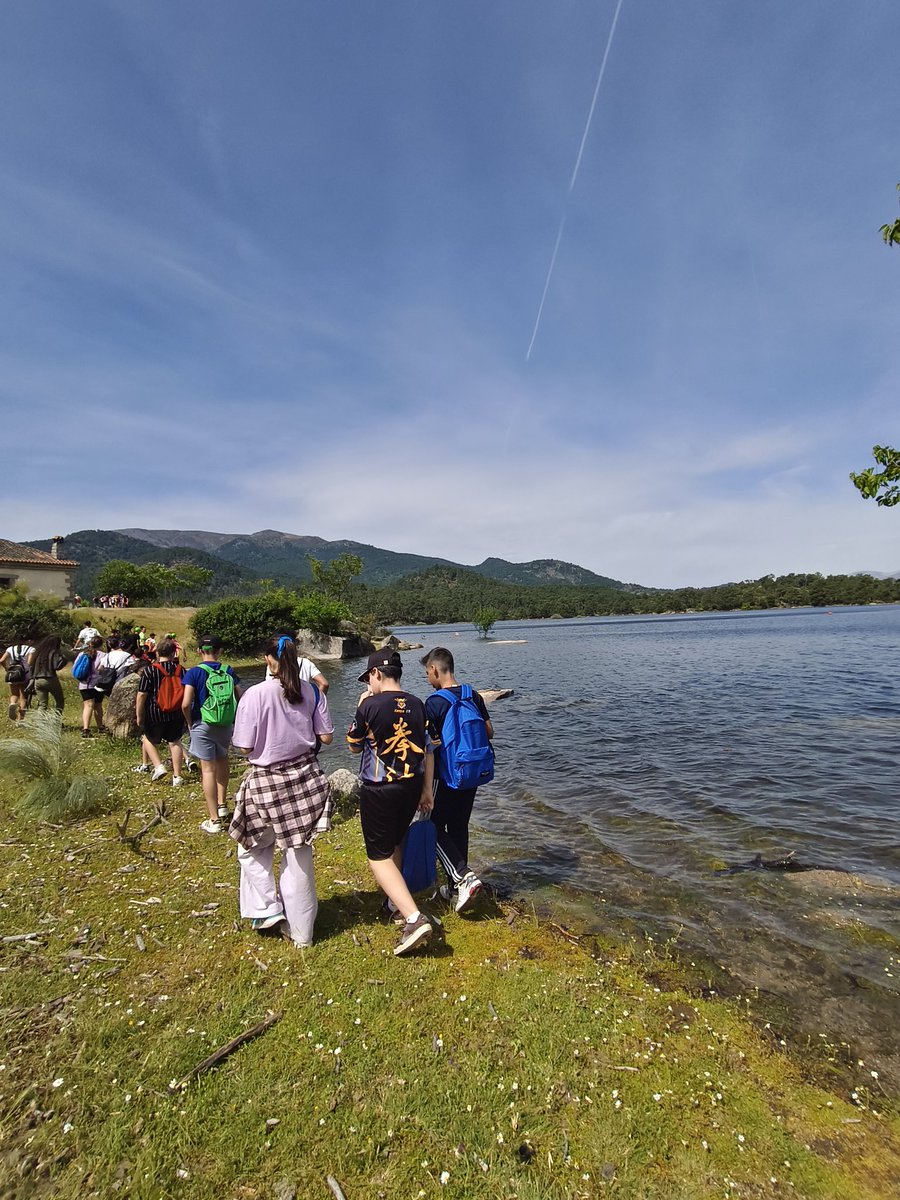CEIPTorosGui's tweet photo. Hoy hemos visitado la Casa del Parque de la Reserva Natural Valle de Iruelas,hemos realizado una caminata y nos han dado una explicación sobre su vegetación y las aves que habitan este entorno único. Una experiencia para valorar la riqueza natural que tenemos tan cerca.#ElTiemblo https://t.co/AVybCNHtFh