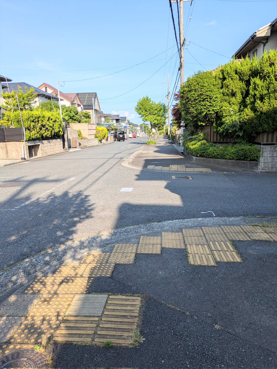 0809kenchan's tweet photo. 閑静な住宅街で、
点字ブロックの損傷や「止まれ」の道路標示が消えかけていて危ないとのご相談をいただき、現地確認へ。
小さな危険を見逃さず、安全・安心のまちづくりに取り組みます。
#大津市 #大津市議会 #公明党 https://t.co/Dxi71FgJlM